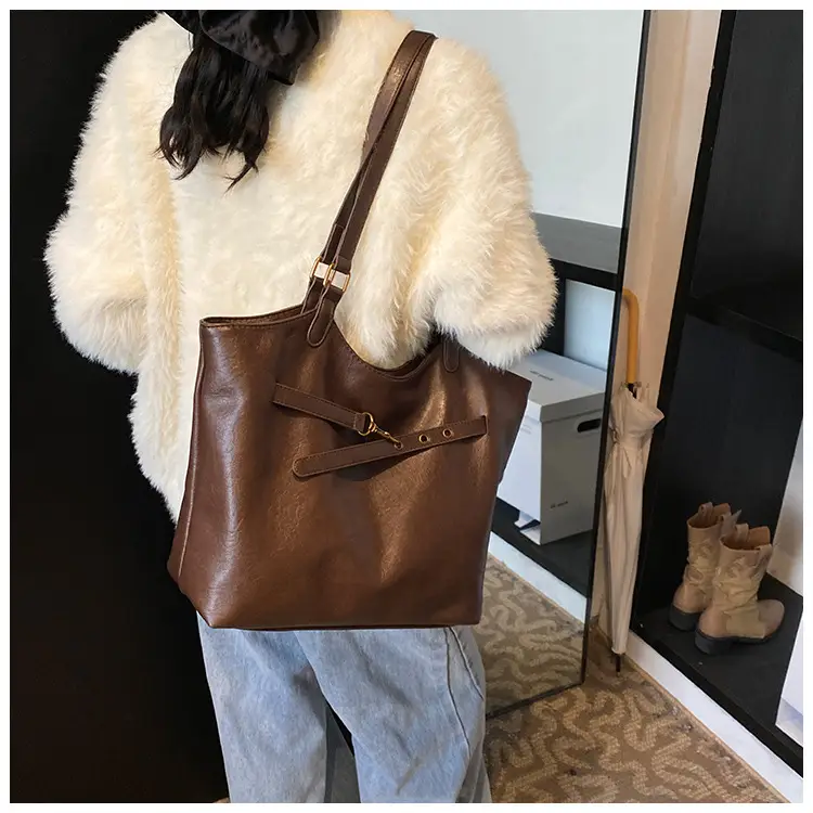 Black Leather Shoulder Bag for Women 2025 — feature 16