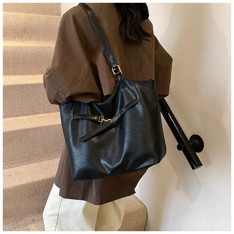 Black Leather Shoulder Bag for Women 2025 — feature 17