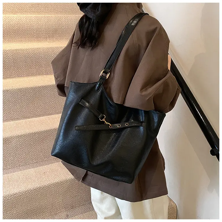Black Leather Shoulder Bag for Women 2025 — feature 18