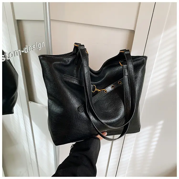 Black Leather Shoulder Bag for Women 2025 — feature 21