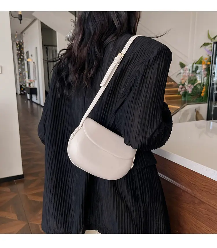 Women's Red Saddle Crossbody Bag 2026 New — feature 1