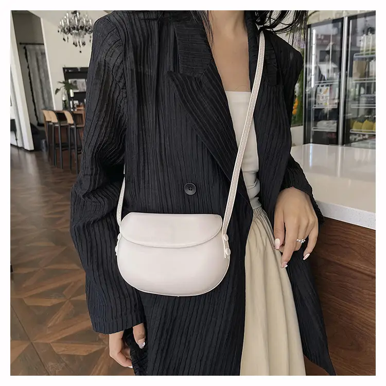 Women's Red Saddle Crossbody Bag 2026 New — feature 13
