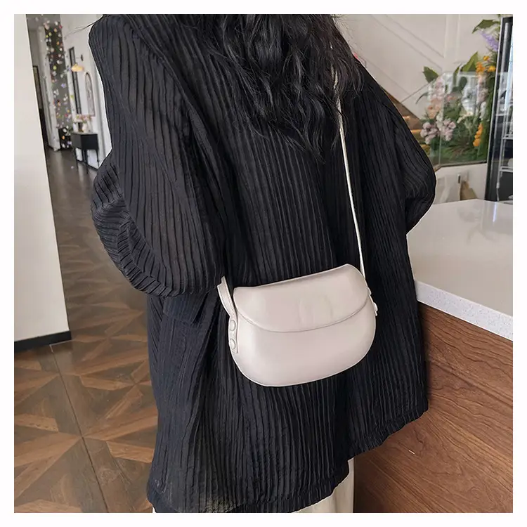 Women's Red Saddle Crossbody Bag 2026 New — feature 17