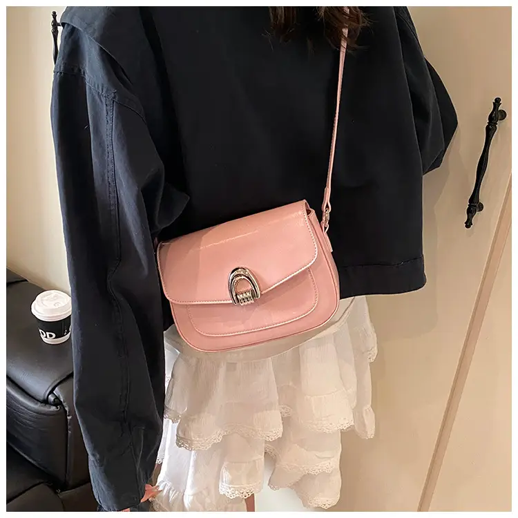 Black Leather Saddle Shoulder Bag for Women 2025 — feature 15