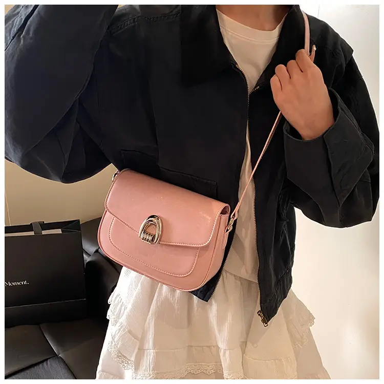 Black Leather Saddle Shoulder Bag for Women 2025 — feature 16