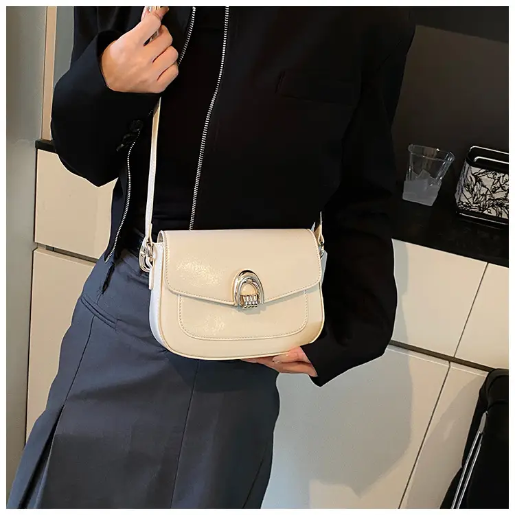 Black Leather Saddle Shoulder Bag for Women 2025 — feature 21