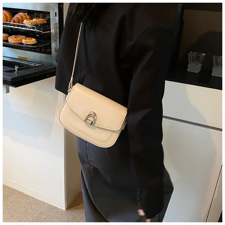 Black Leather Saddle Shoulder Bag for Women 2025 — feature 22