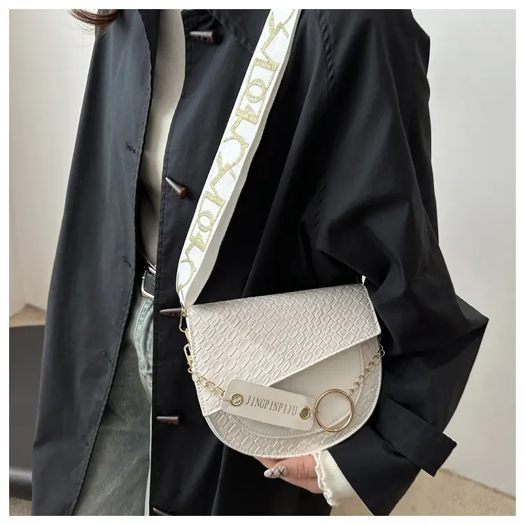 New Color Wide Shoulder Strap Saddle Bag 2025 — feature 10