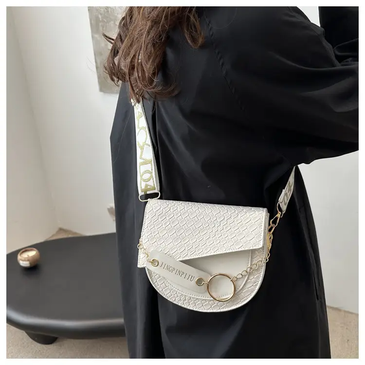 New Color Wide Shoulder Strap Saddle Bag 2025 — feature 11