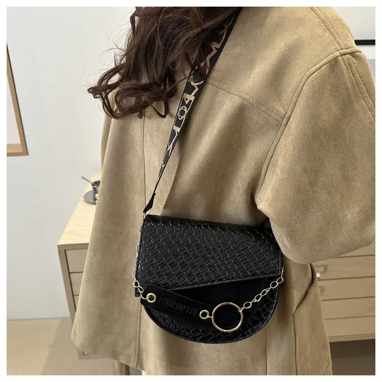 New Color Wide Shoulder Strap Saddle Bag 2025 — feature 17