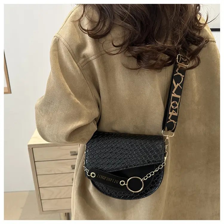 New Color Wide Shoulder Strap Saddle Bag 2025 — feature 20