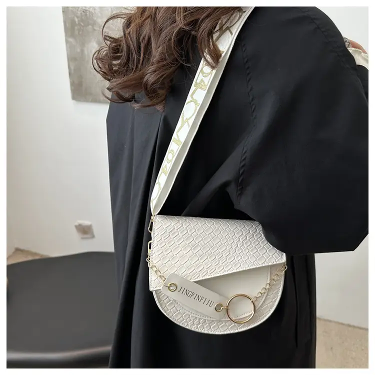 New Color Wide Shoulder Strap Saddle Bag 2025 — feature 9