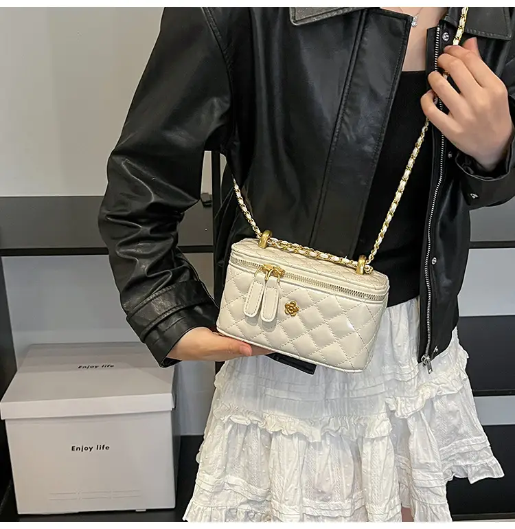 Chanel Style Diamond Chain Shoulder Bag for Women — feature 18