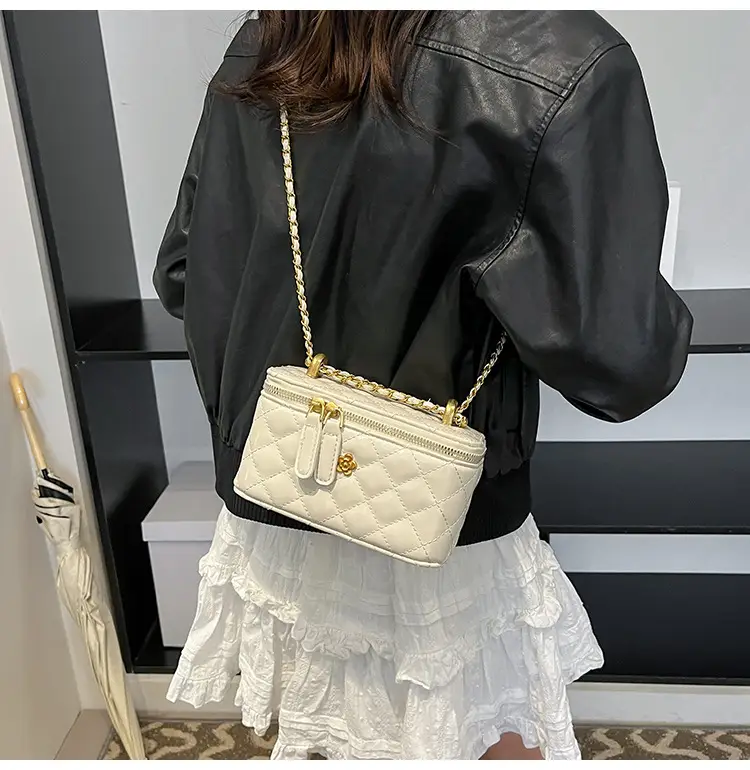 Chanel Style Diamond Chain Shoulder Bag for Women — feature 19