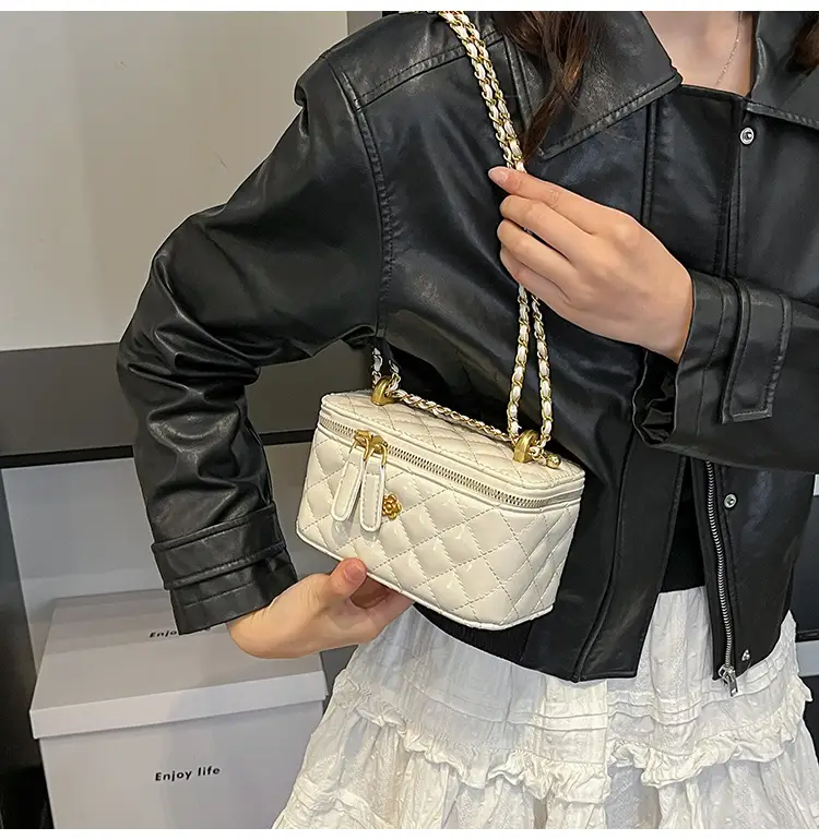 Chanel Style Diamond Chain Shoulder Bag for Women — feature 22
