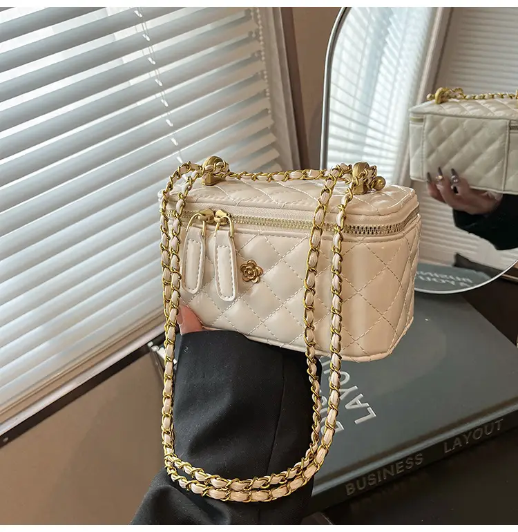 Chanel Style Diamond Chain Shoulder Bag for Women — feature 40