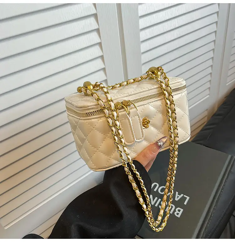 Chanel Style Diamond Chain Shoulder Bag for Women — feature 41