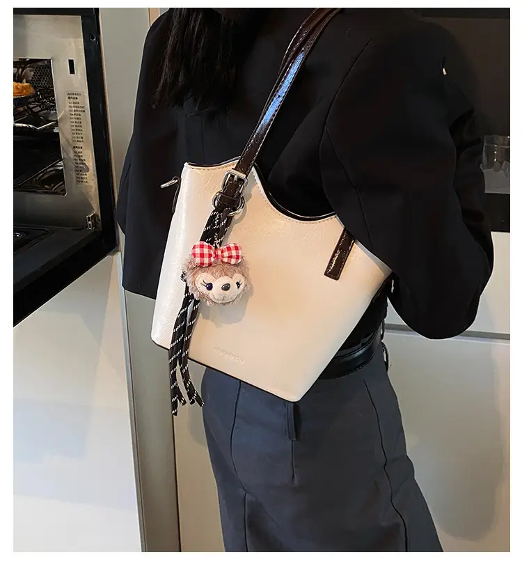 Elegant White Shoulder Bag with Tassel for Women — feature 1