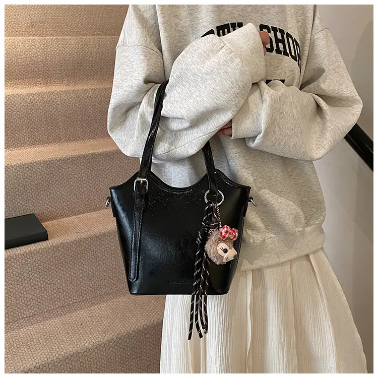 Elegant White Shoulder Bag with Tassel for Women — feature 8