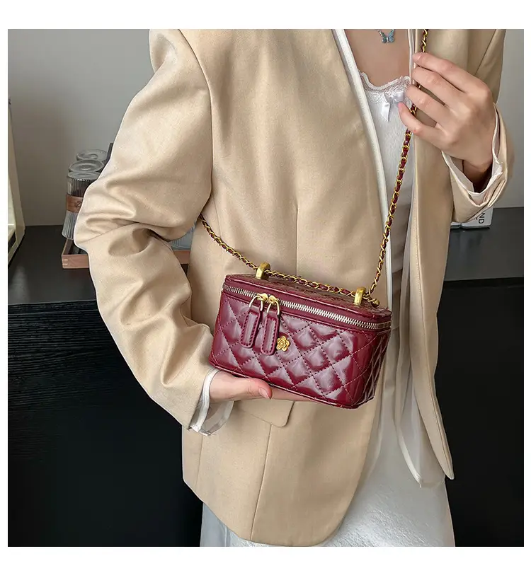 Women's Diamond Chain Shoulder Bag Maroon 2025 — feature 1