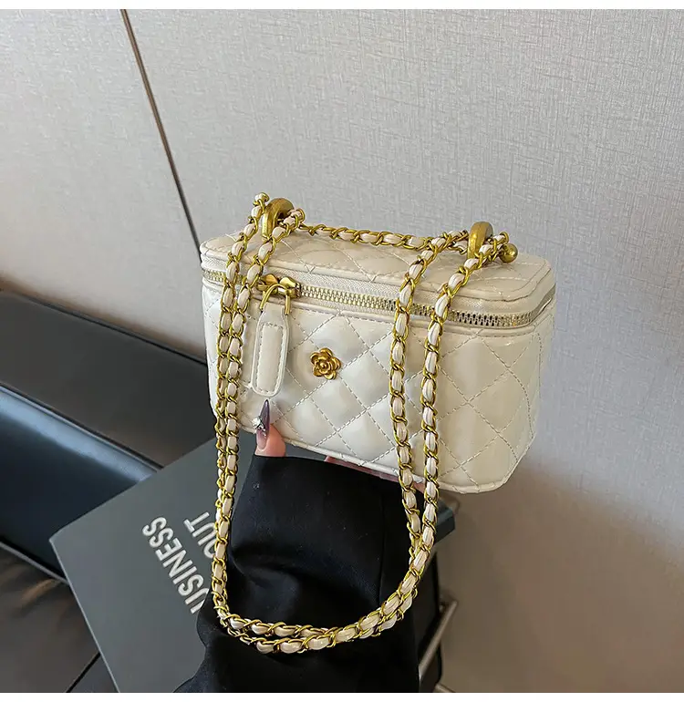 Women's Diamond Chain Shoulder Bag Maroon 2025 — feature 16