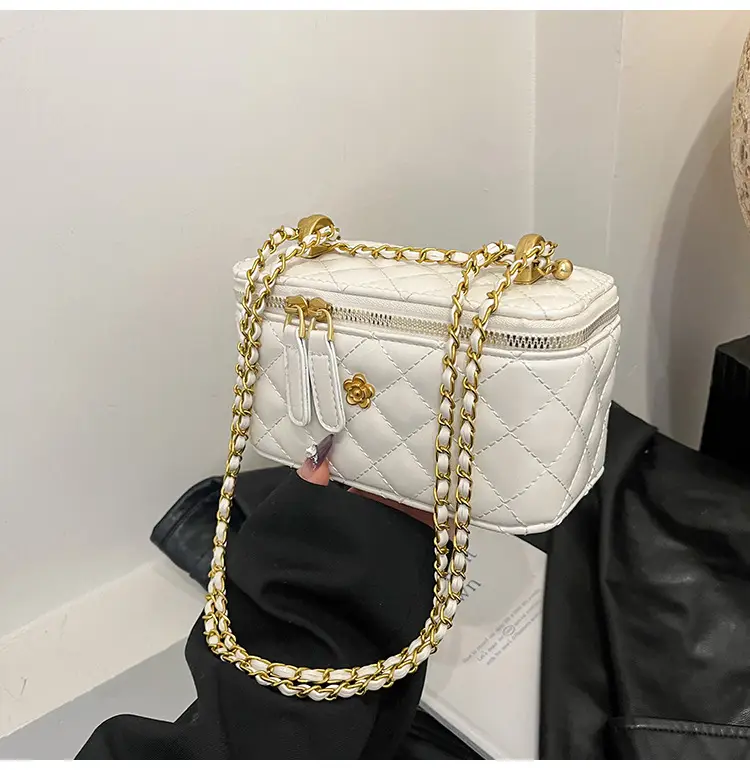 Women's Diamond Chain Shoulder Bag Maroon 2025 — feature 17