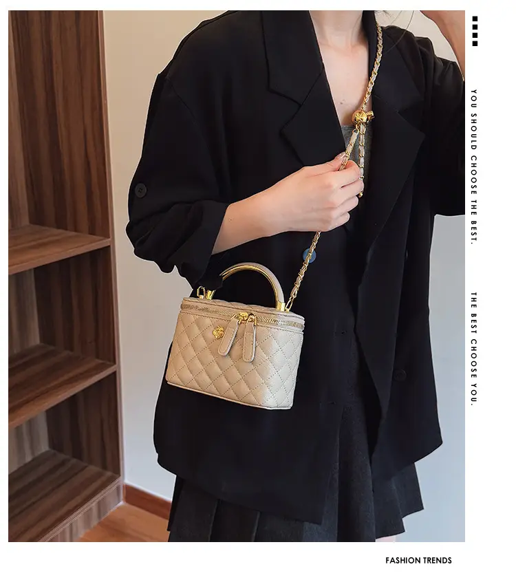 White Rhombic Crossbody Bag with Gold Chain — feature 1
