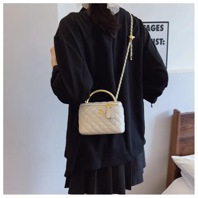 White Rhombic Crossbody Bag with Gold Chain — feature 12