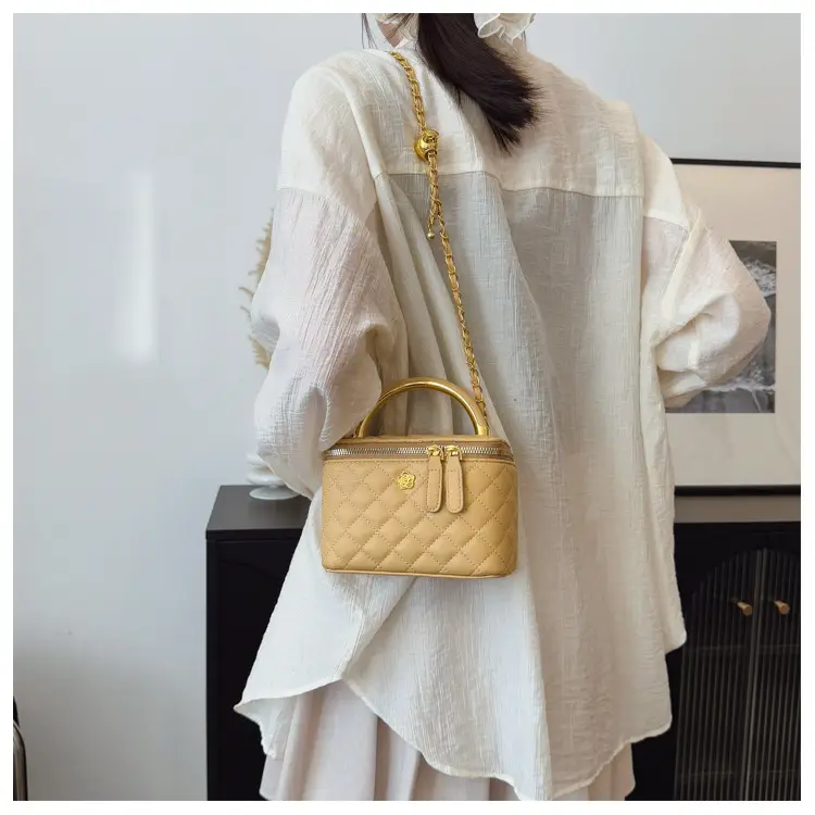 White Rhombic Crossbody Bag with Gold Chain — feature 14