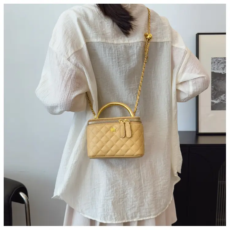 White Rhombic Crossbody Bag with Gold Chain — feature 15