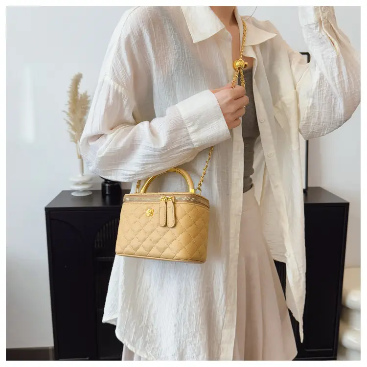 White Rhombic Crossbody Bag with Gold Chain — feature 16