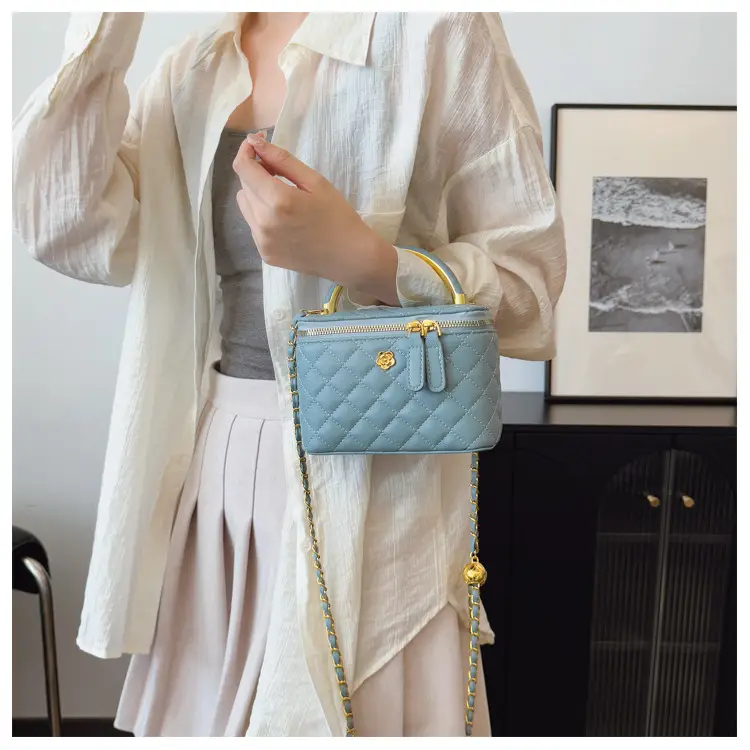 White Rhombic Crossbody Bag with Gold Chain — feature 17