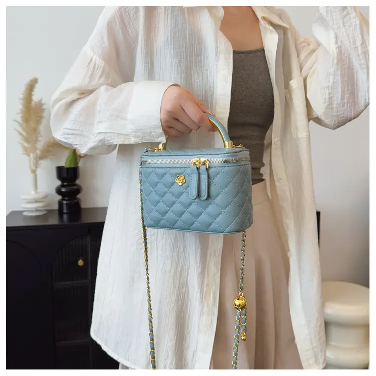 White Rhombic Crossbody Bag with Gold Chain — feature 18