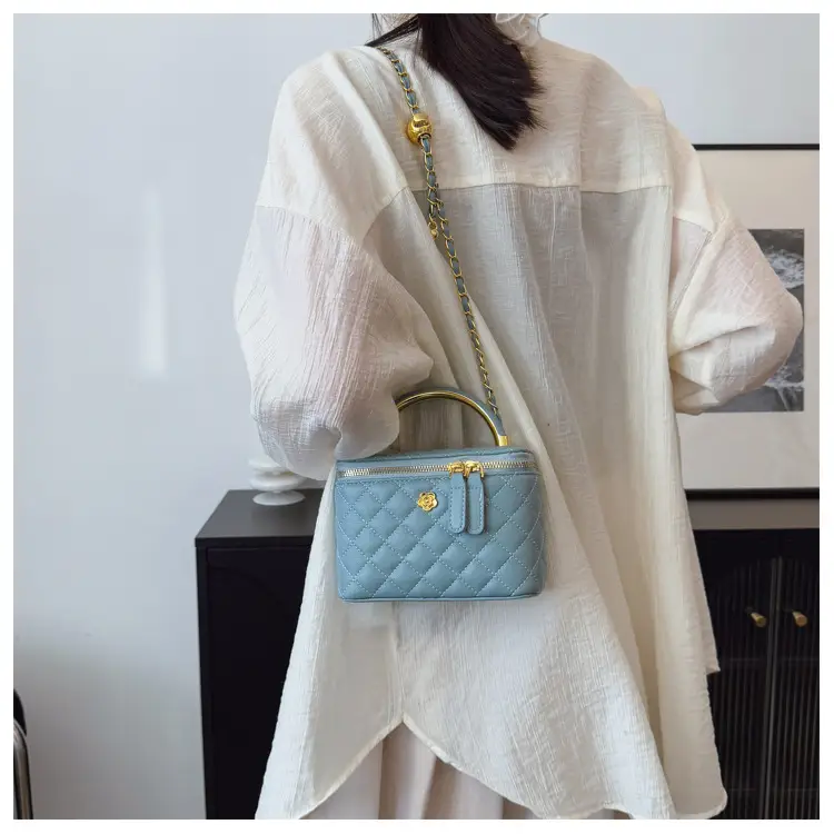 White Rhombic Crossbody Bag with Gold Chain — feature 19