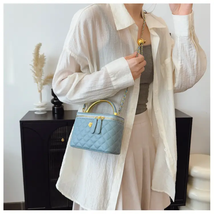 White Rhombic Crossbody Bag with Gold Chain — feature 20