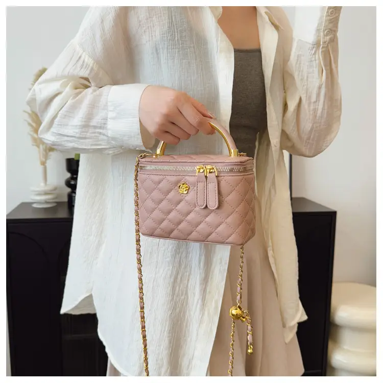 White Rhombic Crossbody Bag with Gold Chain — feature 21