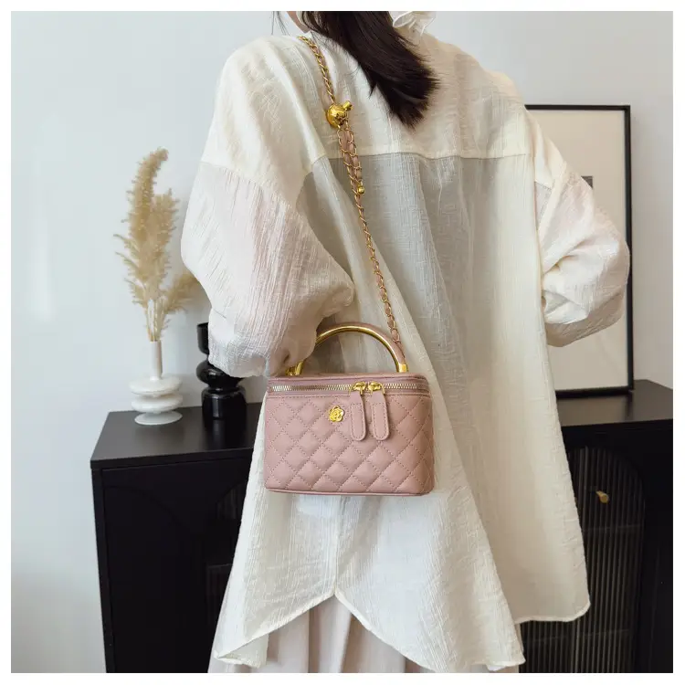 White Rhombic Crossbody Bag with Gold Chain — feature 23