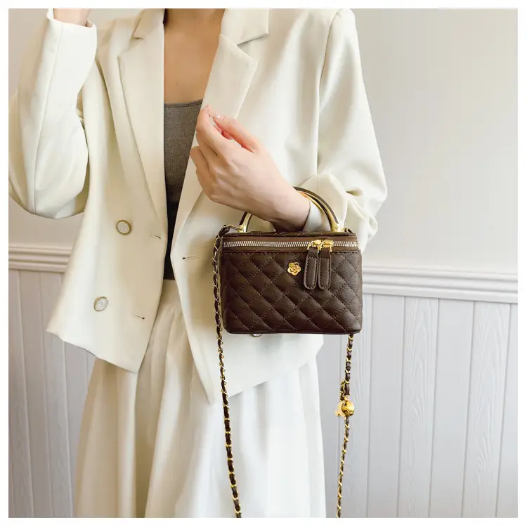 White Rhombic Crossbody Bag with Gold Chain — feature 25