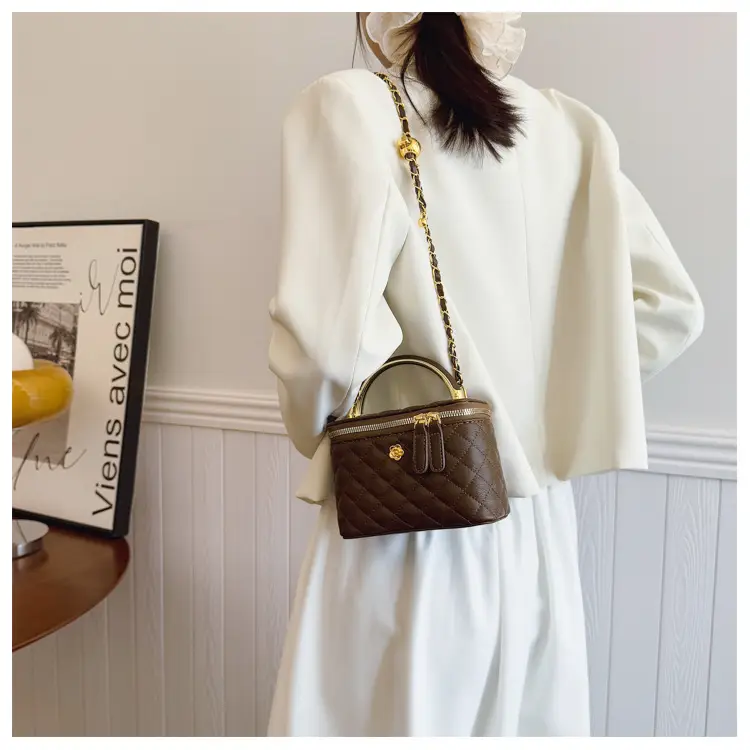 White Rhombic Crossbody Bag with Gold Chain — feature 26