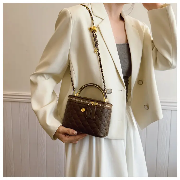 White Rhombic Crossbody Bag with Gold Chain — feature 27