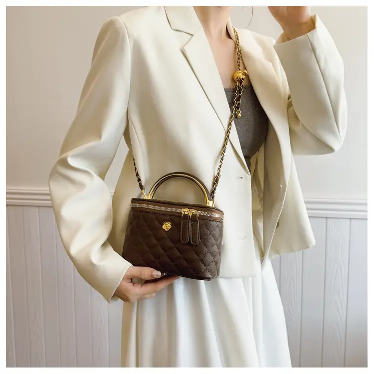 White Rhombic Crossbody Bag with Gold Chain — feature 28