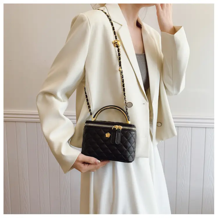 White Rhombic Crossbody Bag with Gold Chain — feature 32