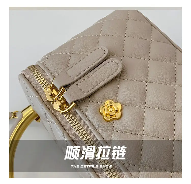 White Rhombic Crossbody Bag with Gold Chain — feature 5