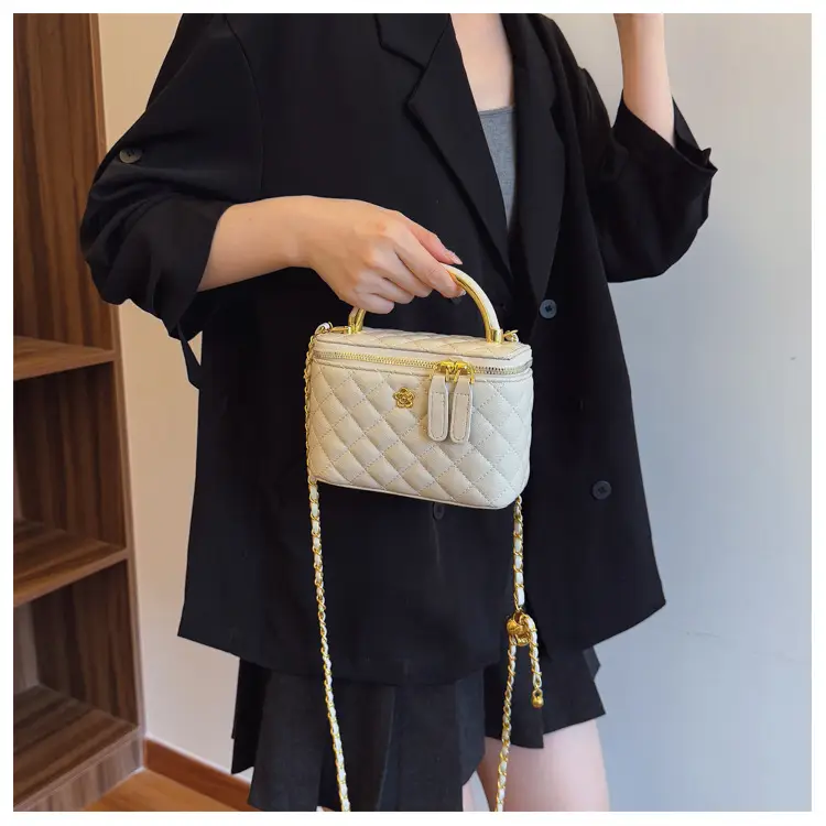 White Rhombic Crossbody Bag with Gold Chain — feature 9