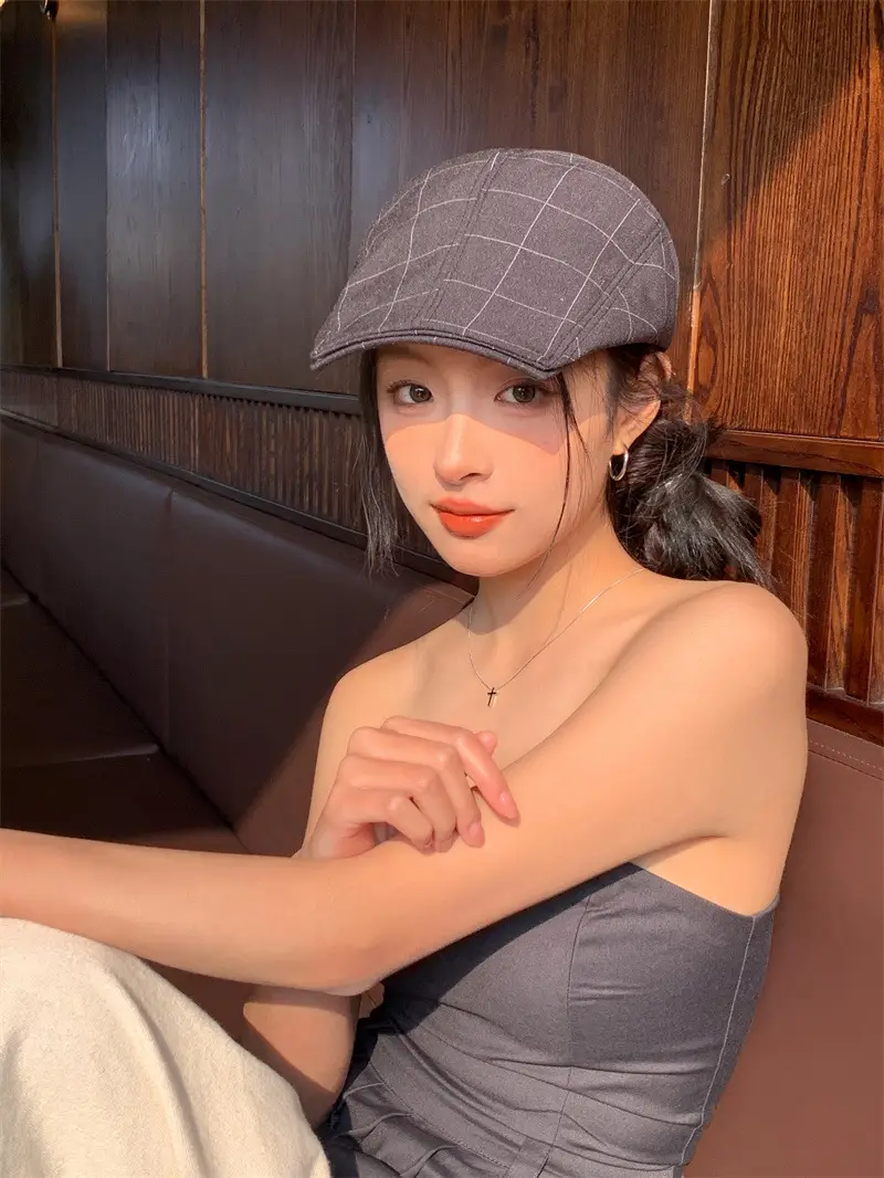 Women's Designer Spring Cap Black Grid Artistic Beret — feature 9