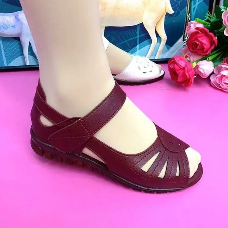 2025 New Summer Sandals Women's Popular Flat Tbottomon Soft Sole Mom Shoes Women's Middle-Aged and Elderly Beach Shoes