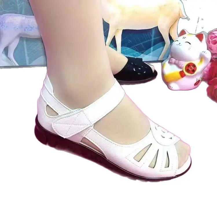 2025 New Summer Sandals Women's Popular Flat Tbottomon Soft Sole Mom Shoes Women's Middle-Aged and Elderly Beach Shoes