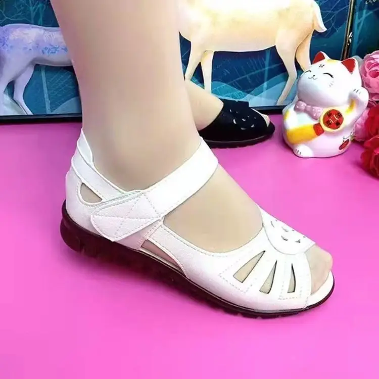 2025 New Summer Sandals Women's Popular Flat Tbottomon Soft Sole Mom Shoes Women's Middle-Aged and Elderly Beach Shoes — feature 4