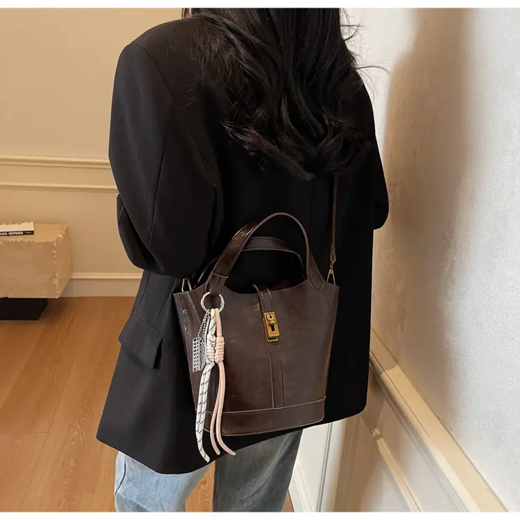 Women's 2025 Retro Bucket Bag Beige Leather — feature 18