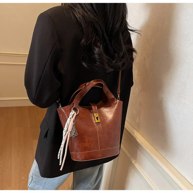 Women's 2025 Retro Bucket Bag Beige Leather — feature 23